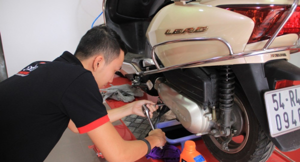 Hướng dẫn kiểm tra mức nhớt và chất lượng nhớt xe tay ga