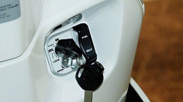 Cách mở cốp xe Vision bằng chìa khóa