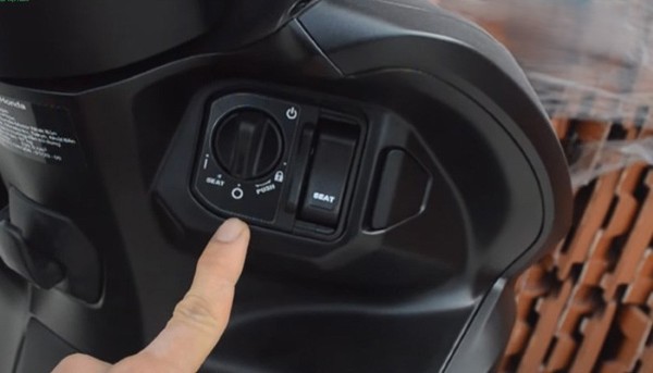 Cách mở cốp xe Vision bằng chìa khóa Smartkey